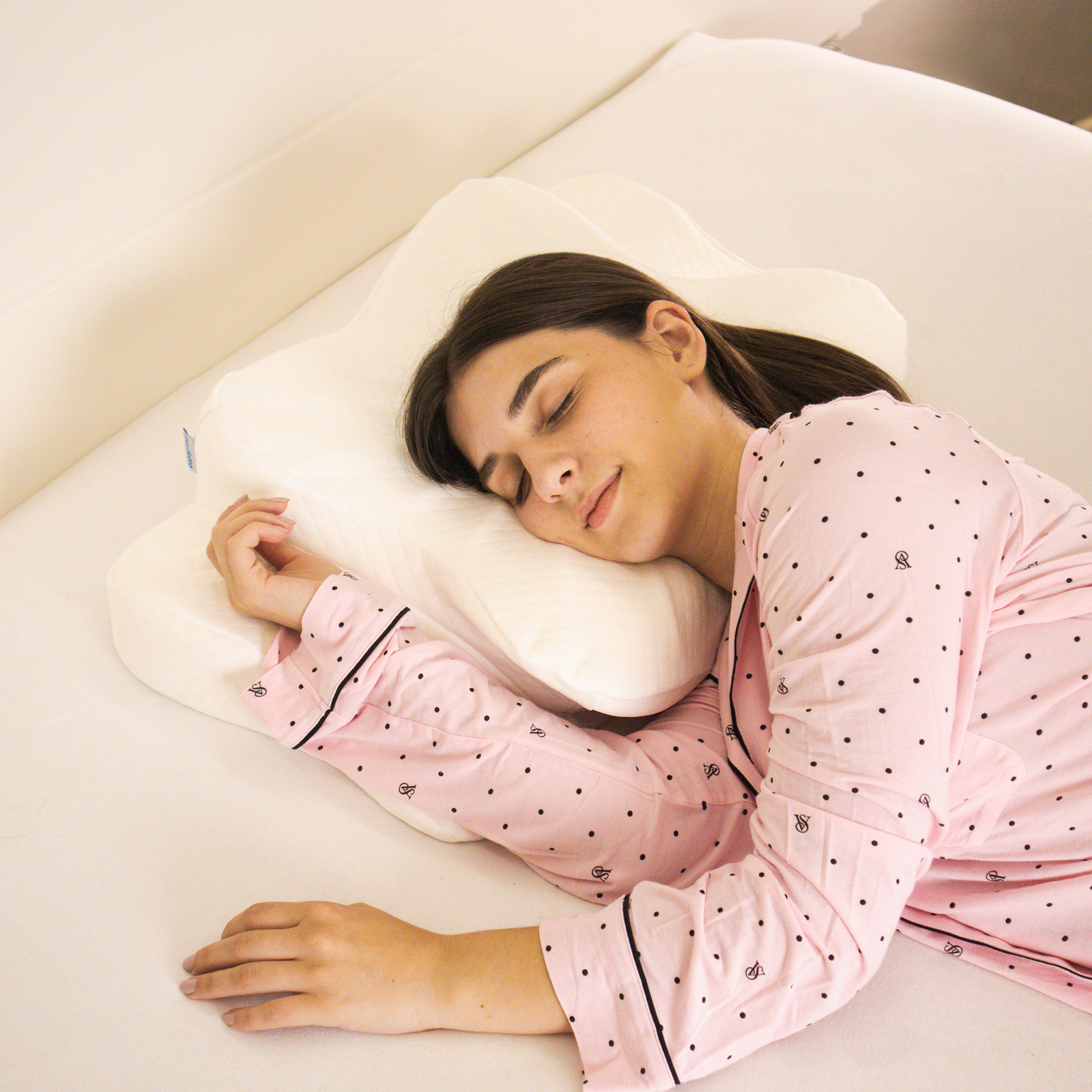 Mulher dormindo confortavelmente no Butterfly Pillow Visco